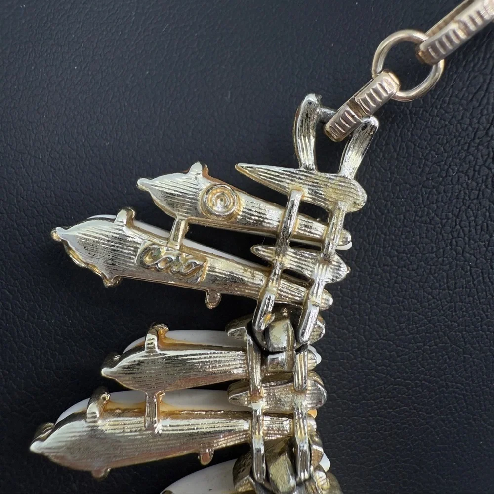 Signed Coro Mid Century White and Gold Collar Necklace with Dramatic Spikes - Picture 9 of 17